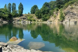 Zatopený lom s křišťálovou vodou je ukryt v zákazu vjezdu. Vstup je ale zdarma, pláže prázdné a koupání povoleno