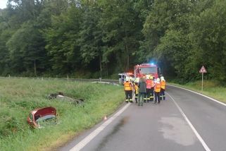 Během dvou minut. Dvě auta na Šumpersku vylétla ze stejné zatáčky a skončila vedle sebe v příkopu - Novinky