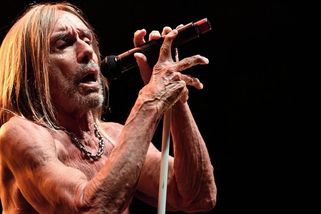 SEX, STORY, ROKENROL: Provokatér Iggy Pop dostal na koncertě své kapely The Stooges přes hubu - Novinky