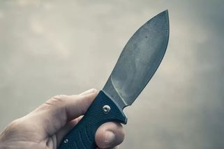 Agresivní muž zaútočil na policisty nožem. Oba policisty zranil. Nyní mu hrozí až šestileté vězení - Pravda24