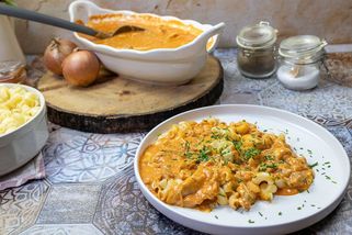 Kuře na paprice se smetanou: Omáčka, která je stálicí už po několik generací | Toprecepty