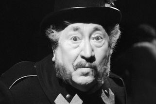 Smutné loučení velkého herce. Nemocného Marvana museli na hradby Karlštejna nosit