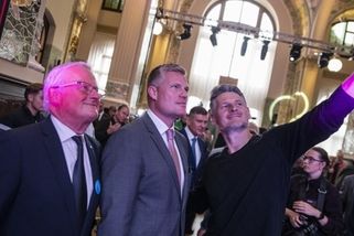 prahain.cz/politika/plny-sal-motoristu-se-pobavil-na-ucet-pekarove-adamove-24787.html