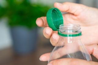 Co si myslí Češi o neoddělitelných víčkách? Jsou nebezpečná a demonstrativně je trhají