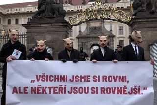 Demonstranti u Pražského hradu vyzvali prezidenta Zemana k abdikaci - Novinky