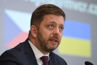 Rakušan chce v Bruselu navrhnout nedávat schengenská víza Rusům