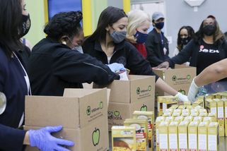 Reportáž: Američané přestávají mít peníze na jídlo. Stále víc jich musí spoléhat na potravinové banky