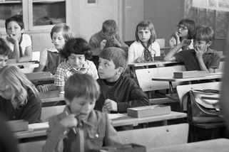 Škola učí pro svět, který už neexistuje: Vzdělávací systém prohrává s umělou inteligencí - Médium.cz