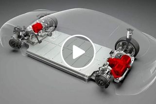 Majitele Tesly rozhořčil účet ze servisu. Za výměnu baterie v záruce požadovali 470 000 Kč. Servisní technik tvrdil, že za chybu může sám majitel (VIDEO)