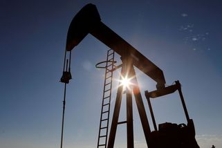 Cena ropy zažívá volný pád - Novinky