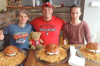 Burger velký jako dort: restaurace na Mělníku nabízí hostům kuriózní výzvu