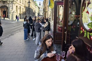 Ukrajinci Trumpem pohrdají, Zelenskému věří. Doufají, že letos válka skončí - Novinky