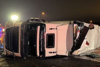 Při noční nehodě se na dálnici u Velkého Meziříčí převrátil kamion - Novinky