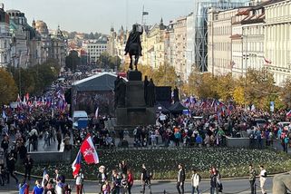 Proti vládě demonstrovaly desetitisíce lidí. Převezmeme tuto zemi, hlásil organizátor - Novinky