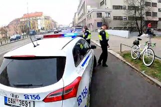 Vypadni do hajzlu, nou ingliš. Trapnost strážníků na pražské magistrále neznala mezí - Novinky