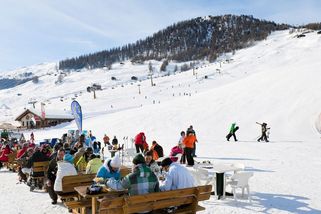 Lyžování v Alpách zdražilo, pomáhá ale silná koruna - Novinky