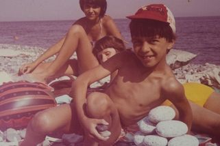 K moři s bankovkami ve vlasech, na chatu s lančmítem – tak se jezdilo za totality