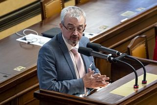 Jen tím nahraje sexuálním deviantům. Benda je pod palbou kritiky z opozice i koalice - Novinky