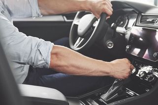 Brzdit motorem, nebo jet na neutrál? Mechanik varuje před častým zlozvykem Čechů - Médium.cz