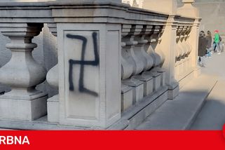 Vandal řádil u Mariánského sloupu. Na památku načmáral nacistický symbol