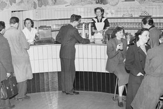 Mléčné bary a automaty a jejich legendární atmosféra. Rychlé občerstvení, které Češi milovali