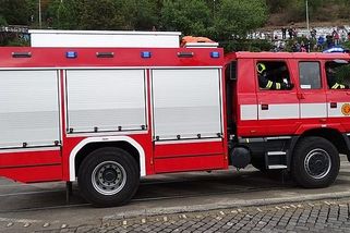 Vánoční dárek pro hasiče musel zpátky do výroby, na dalších 79 se pořád čeká - Médium.cz