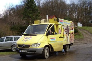 Vzpomínáte na pojízdné dodávky Family Frost? Rostoucí síť supermarketů přinesla konec rozvozu nanuků - Médium.cz