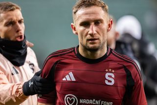 Poločasová mela na derby. Fyzioterapeut Slavie nakopl sparťana Kuchtu - Seznam Zprávy