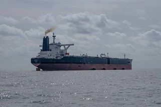 Z potopené ruské lodi se vyklubal bludný tanker s plynem. Pluje u břehů Itálie