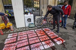 Ruský zpěvák a známý odpůrce Kremlu zemřel po pádu z okna - Seznam Zprávy