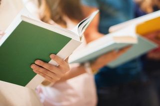 Kvíz: Uspěli byste dnes u maturity z češtiny? Test, který prověří, co si ještě pamatujete z literatury