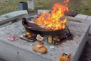 Bezdomovec v Pardubicích roztopil oheň autosedačkou, veřejné griloviště je nepoužitelné - Novinky