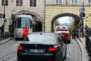 Bez auta ani ránu. Dvakrát víc Čechů jezdí do práce svým vozem než veřejnou dopravou - Novinky