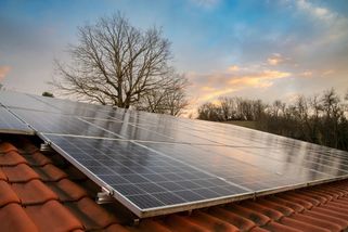 Většina majitelů solárů přichází v zimě o elektřinu. Přitom účinnost panelů může být vyšší než v létě - EnergoZrouti.cz