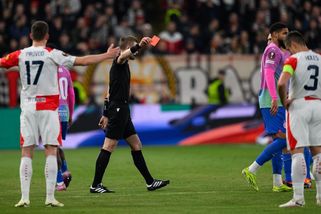 Nepochopitelné! Proč se VAR ozval? Bývalý sudí rozebírá vyloučení Slavie. Je to i politika, říká - Sport.cz