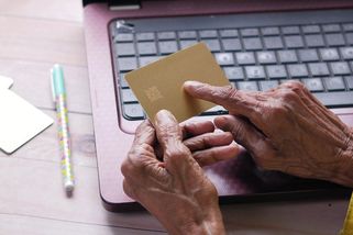 Seniorka z Jesenicka chtěla vydělat na zlatě, podvodník ji připravil o 900 tisíc - Novinky