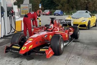 Muž v přilbě prozradil, proč formule jezdí po dálnici D4. A jak probíhalo její tankování