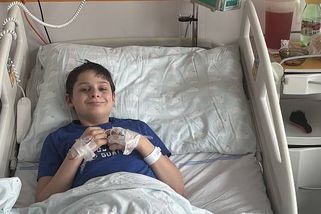 Školák spadl na výletě na Drábských světničkách ze stromu. Zlomil si tři obratle