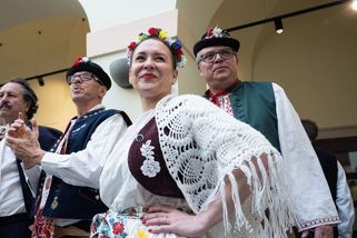 Nezvyklé sblížení ve Sněmovně. Poslankyně a poslanci jednali v kroji - Seznam Zprávy