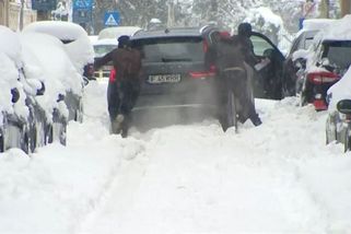 Záběry z kalamity v Bukurešti. Za den napadlo skoro půl metru sněhu - Novinky