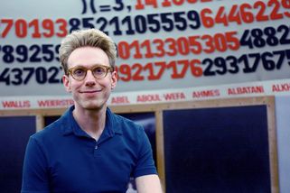 Geniální autista Daniel Tammet: Pamatuje si 22 500 pozic čísla pí a spočítá stehy na košili - Médium.cz