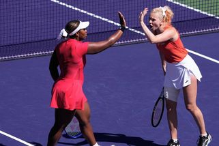 Siniaková slaví. S parťačkou ovládly čtyřhru v Indian Wells - Sport.cz