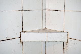 Rez v koupelně nemá šanci! Vyzkoušejte můj domácí trik za pár korun, po kterém bude vana i dlažba zase jako nová