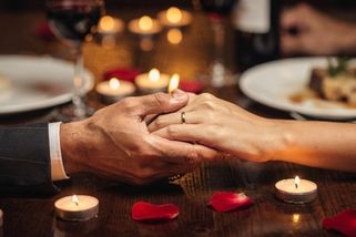 Romantická valentýnská veřeře: Tipy ve městech a ceny menu