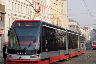 Odmítla jsem pustit sednout důchodkyni v MHD. Moje vysvětlení vyvolalo v tramvaji hádku - Médium.cz