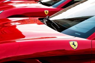 Na černé listině Ferrari. Tyto celebrity si nové auto z Maranella nekoupí