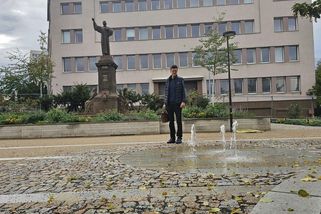 Majitelka kousíčku pozemku žije v cizině, příběh zavřeného náměstí v pražském Braníku se tak znovu protáhl - Novinky