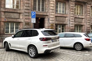 Vysoká úřednice parkovala na místě pro invalidy. „Jsem ministerská,“ hájí se - Seznam Zprávy