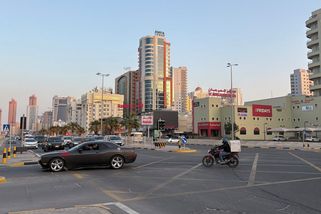 Jak se jezdí v Bahrajnu? Všudypřítomné kamery, drony a taky drakonické pokuty. A prostředníček je trestný čin - Garáž.cz