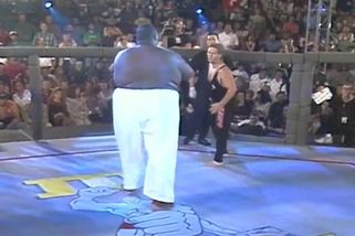 Rekord UFC, který už nebude nikdy překonán. Bojovník vážil v zápase téměř 300 kilogramů